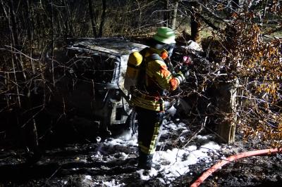 PKW faehrt in Baumgruppe und brennt komplett aus